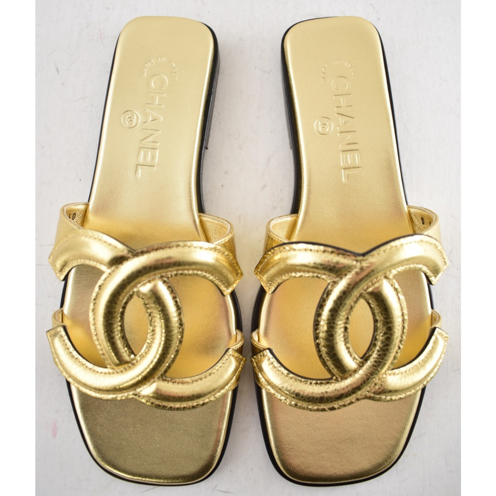 Chanel 26S Golden Gold Cracked Leather XL CC Logo Mules Slides Flat Sandals 38.5 - Picture 15 of 16